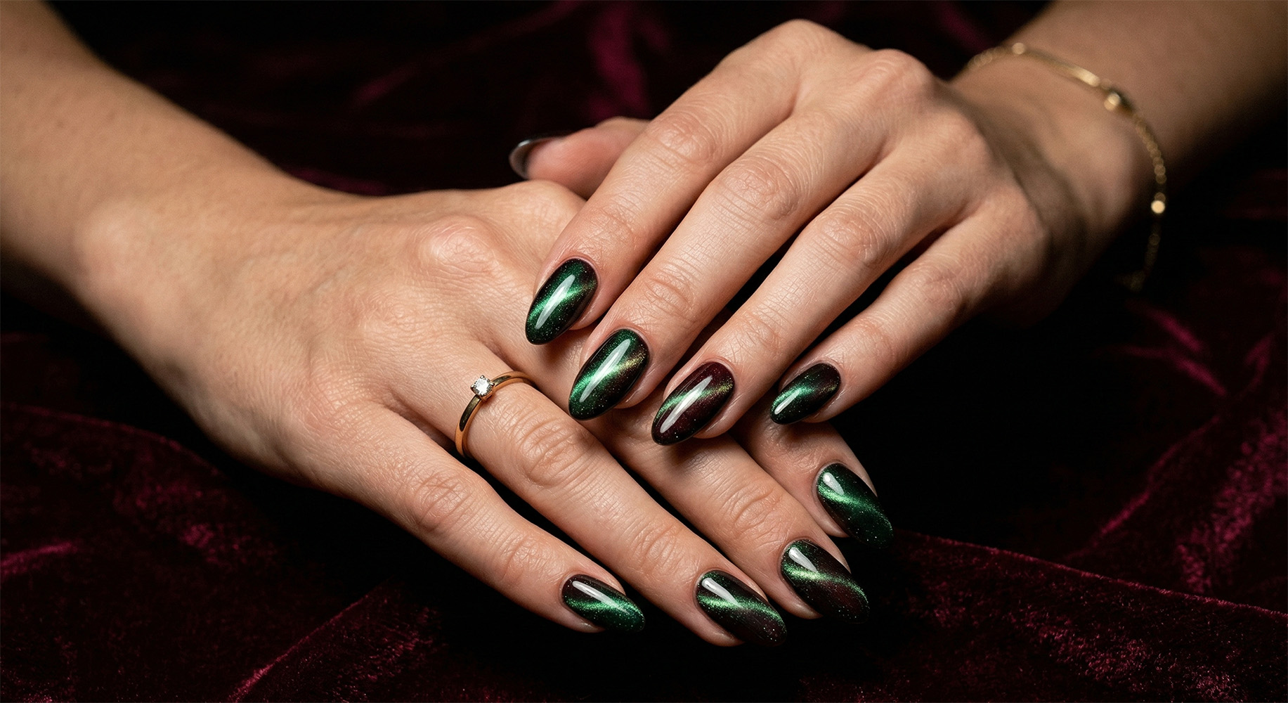 Dramatyczny manicure cat eye na migdałowych paznokciach na ciemnym aksamicie