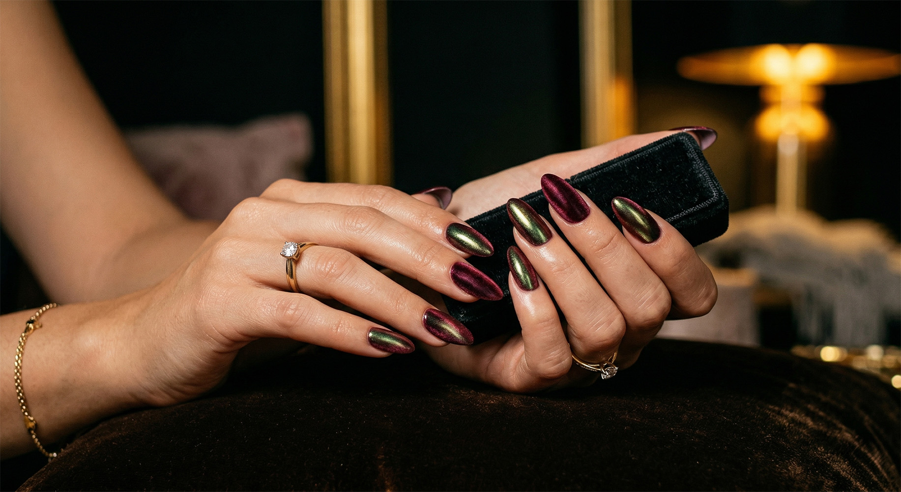 Luksusowy velvet chrome manicure na migdałowych paznokciach w nastrojowym oświetleniu
